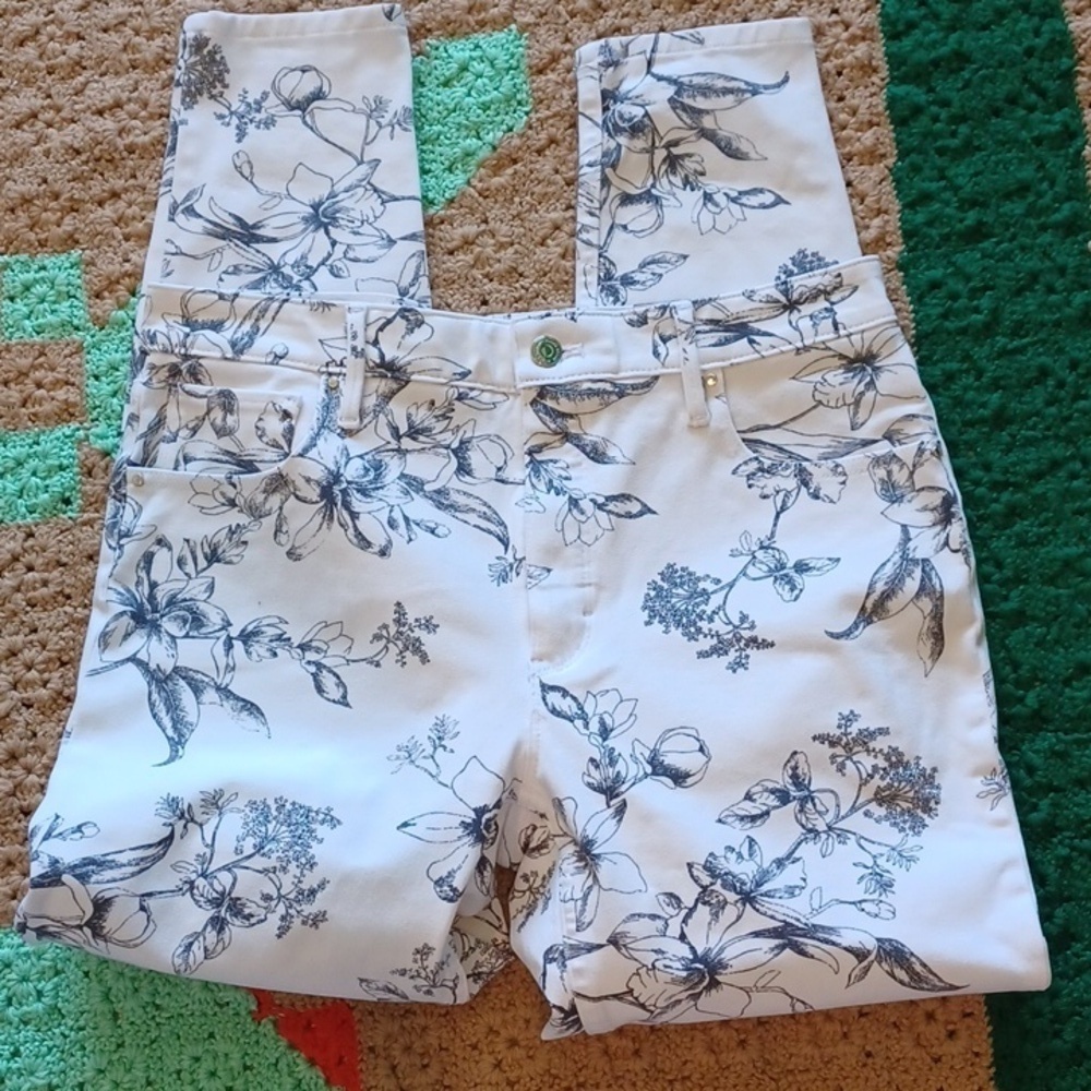 WHBM White & Black floral Pants, high rise skinny ankle, 27" Inseam, 17" Flat Ws